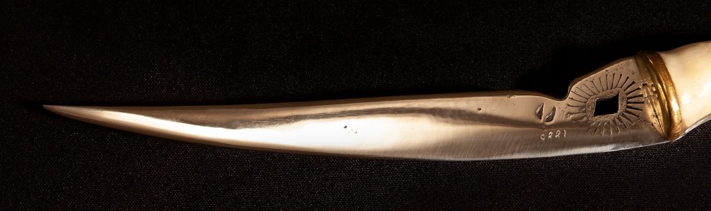 Very pointy blade, boning knife